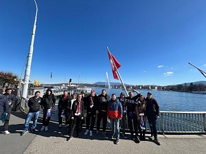 Skupina fanoušků Viktorie Plzeň na procházce kolem Ženevského jezera.