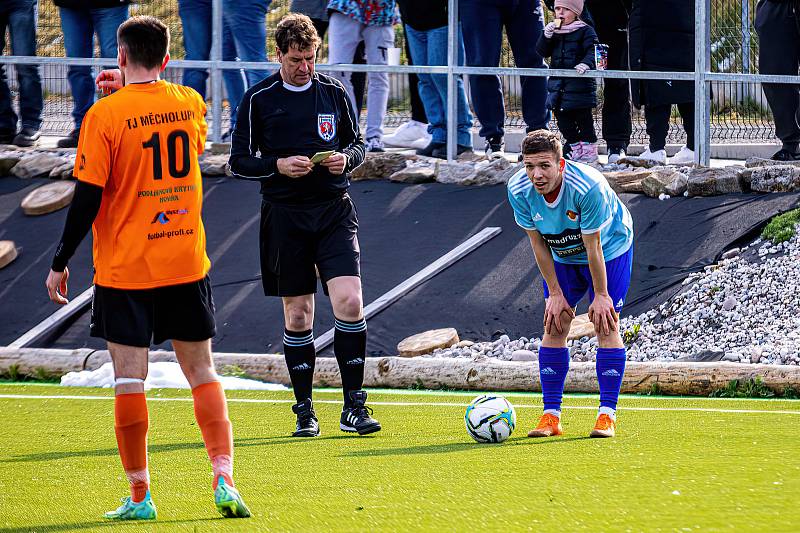 Fotbalisté TJ Měcholupy (na archivním snímku hráči v oranžových dresech) deklasovali rezervu divizního SK Klatovy 1898 (modří) vysoko 8:0.