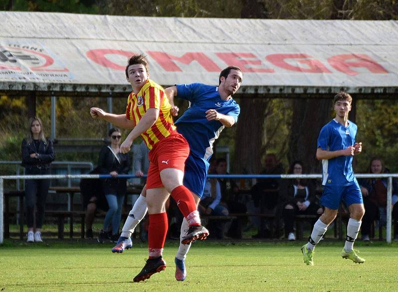 11. kolo I. B třídy (skupina B): TJ Sokol Štěnovice (na snímku fotbalisté v modrých dresech) - TJ Sokol Losiná 1:5 (1:4).