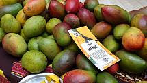Čerstvé exotické ovoce dovezené z africké Ugandy nabízeli v neděli návštěvníkům OC Plaza prodejci ze společnosti Virunga.
