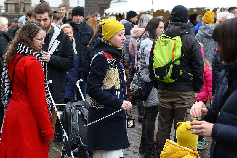 Stovky lidí se vypravily na Štědrý den do centra Plzně, kde si mohli vyzvednout od skautů Betlémské světlo.