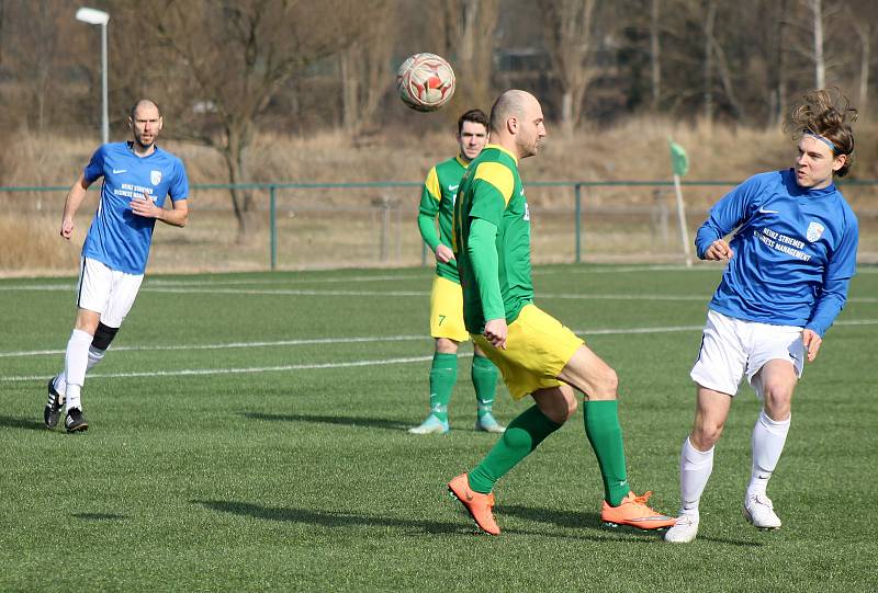 Fotbalisté plzeňského Rapidu (na archivním snímku hráči v modrých dresech) porazili Chotíkov. Naopak Tlumačov (zelení) doma utrpěl debakl, Zruči podlehl 1:5.