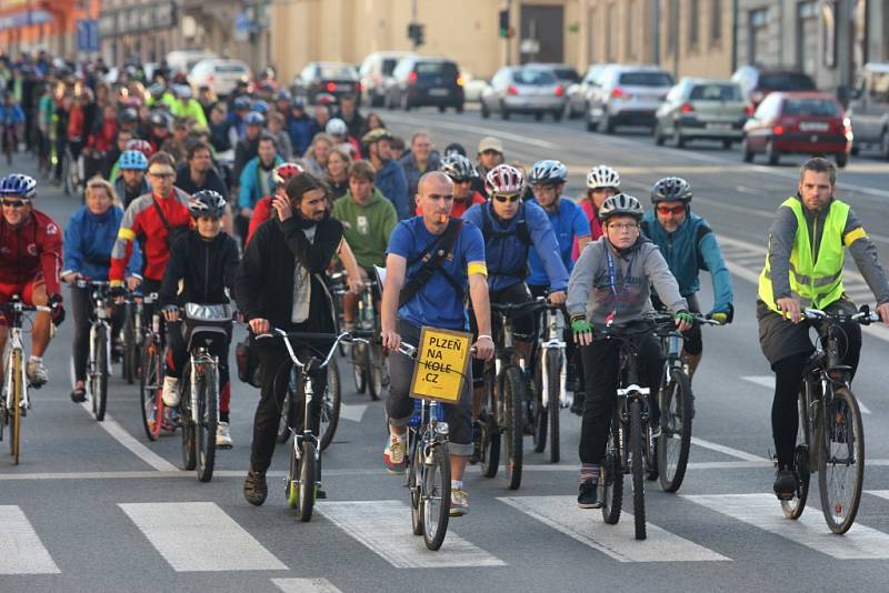 Centrem Plzně projelo na 300 cyklistů