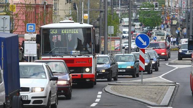 Zrekonstruovaná Americká třída je plná aut i chodců. Vážné dopravní kolapsy se frekventované tepně, která má po rekonstrukci zúženou vozovku  a rozšířené chodniky, zatím vyhýbají