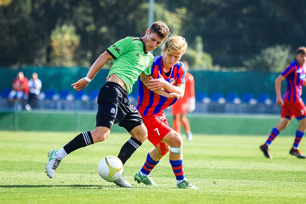 Fotbalisté rezervy Viktorie Plzeň (na archivním snímku hráči v červenomodrých dresech) v neděli jen remizovali s Admirou Praha 1:1.