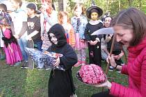 Halloweenské odpoledne se soutěžemi, ale hlavně dlabáním dýní připravili dnešičtí junáci. Na závěr účastníci v nejlepších maskách převzali drobné odměny.