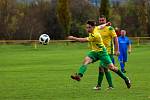 Na jihu Plzeňska podlehly Lužany (na snímku ve žlutých dresech) Dvorci vysoko 0:6 (v modrém).