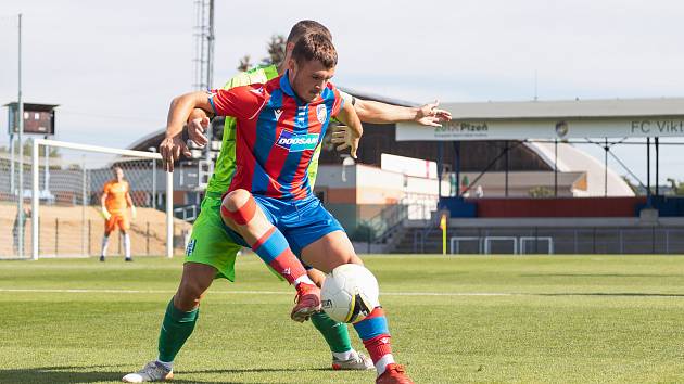 5. kolo FORTUNA ČFL, skupina A: FC Viktoria Plzeň B (na snímku fotbalisté v červeno-modrých dresech) - FK Loko Vltavín 2:1 (1:1).