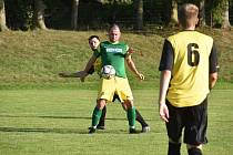 I. A třída, 6. kolo: TJ START Tlumačov (na snímku fotbalisté v zelených dresech) TJ Dynamo Horšovský Týn (žlutočerní) 0:4.