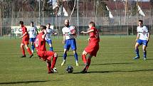 Fotbalisté rezervního výběru TJ Zruč (na archivním snímku hráči v bílých dresech) zdolali na domácím hřišti Plasy 1:0.