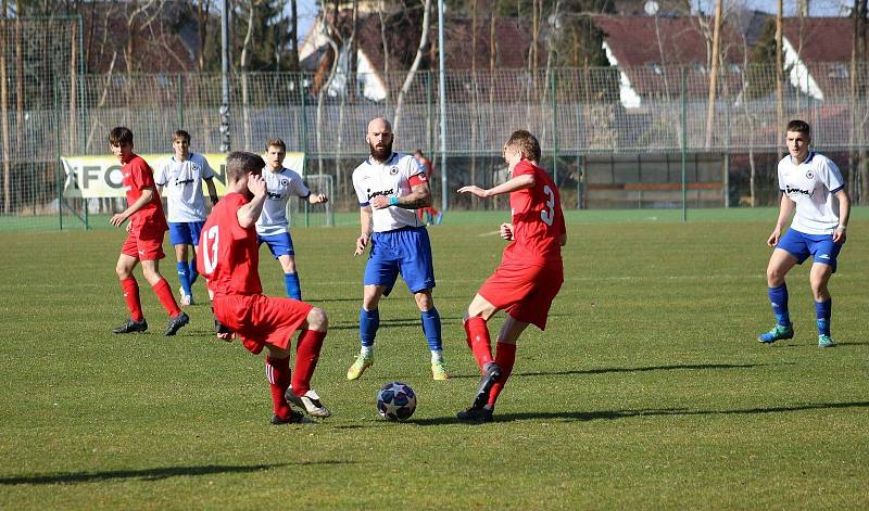 Fotbalisté rezervního výběru TJ Zruč (na archivním snímku hráči v bílých dresech) zdolali na domácím hřišti Plasy 1:0.