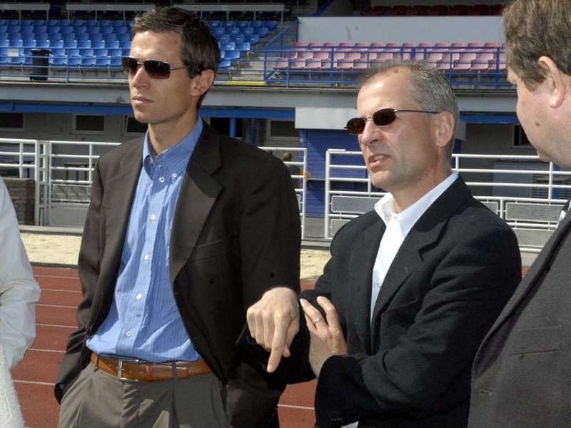 Andreas Korner (vlevo), organizační pracovník UEFA odpovídající za ME týmů do 19 let, a zástupce soutěžního oddělení UEFA Claudio Negroni