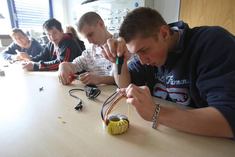 Studenti střední průmyslové školy dopravní nahlédli do tajů elektrotechniky na fakultě elektrotechnické ZČU