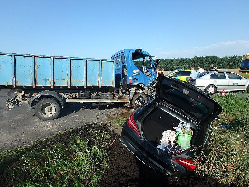Nehoda osobního a nákladního auta mezi Horní Lukavicí a Přešticemi