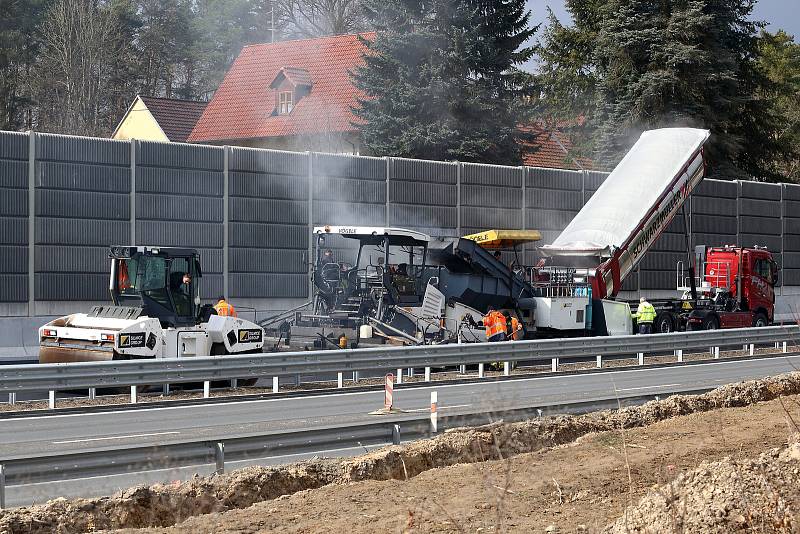 Nová čtyřproudová komunikace mezi Plzní a Třemošnou před dokončením.