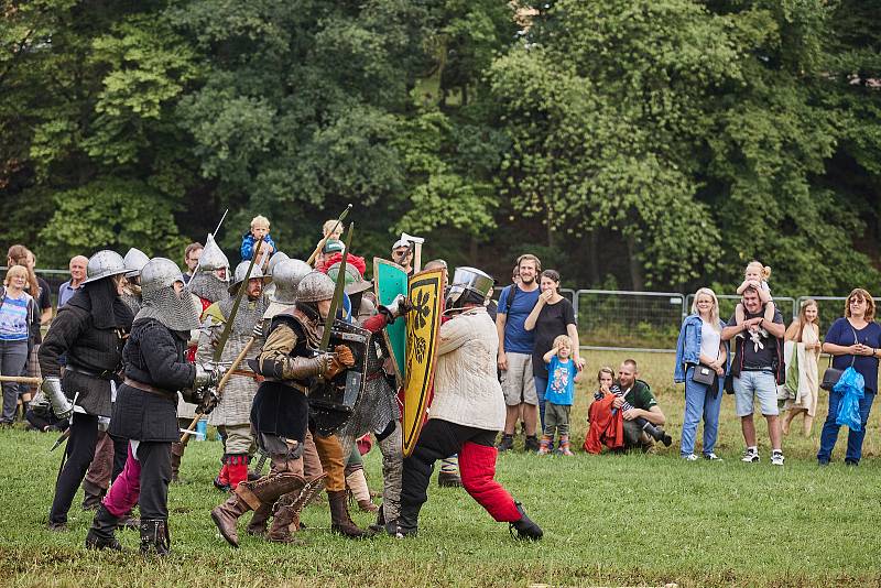 Templářský víkend – třídenní festival na loukách kolem sv. Jiří v plzeňské Doubravce nabídl divákům rekonstrukci bitvy o Akkon a mnoho ukázek šermu, výstroje, výzbroje a života rytířů na bojových taženích i z jiných období než z přelomu 13. a 14. století