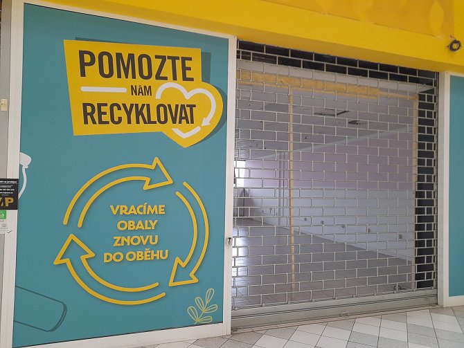 Z plzeňského supermarketu Albert na Rokycanské třídě zmizel automat na PET lahve a plechovky