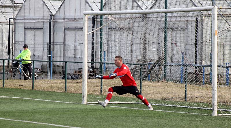 Fotbalisté SK Rapid Plzeň (na archivním snímku hráči v modrých dresech) porazili o víkendu soupeře z Tlumačova (zelení) 3:1.