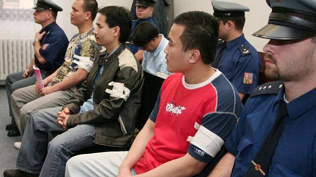 Zleva: Trong Nguyen Binh, Quang Trinh Dang, Trung Hoang Thanh a v druhé lavici se skloněnou hlavou sedí Hung Nguyen Thien
