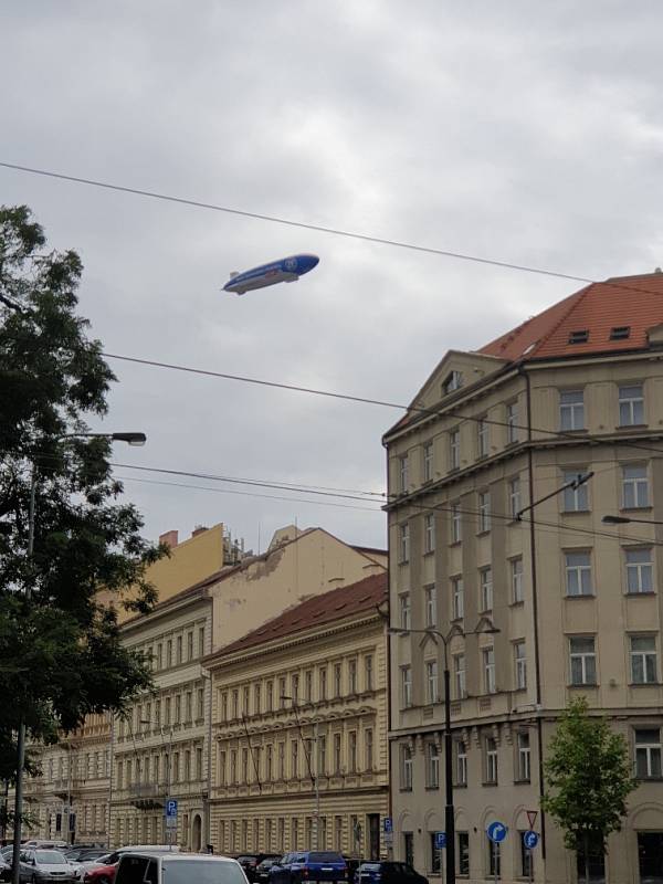 Fotografie průletu vzducholodi ZF Zeppelin od čtenářů Deníku.