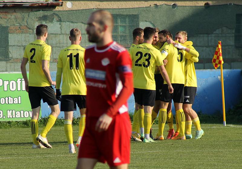 14. kolo FORTUNA divize A: SK Klatovy 1898 (červení) - ROBSTAV Přeštice (žlutí) 1:4 (1:4).