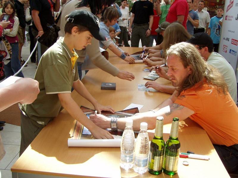 15.00 Na autogramiádu skupiny Kabát přišlo do nákupního centra Olympia v Plzni  zhruba 200 lidí. Jako první se podepisoval lídr kapely Josef Vojtek. K podpisy dostával, plakáty, cérečka, fotky, památníky i holou kůži