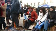 Když je někomu zima, může si sednou na lavičku k ohni. Ty hoří i uprostřed stanů nebo jsou kolem nich vysoké stoly, kde je možné se kromě ohřátí i najíst.