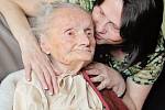 Marie Behenská s vnučkou Jindřiškou Jírovcovou při oslavě 110. narozenin. 