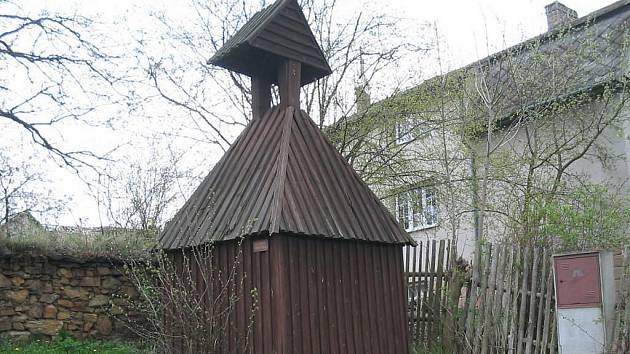 Drobná dřevěná zvonička stojící mezi severoplzeňským Výrovem a jeho částí Hadačka