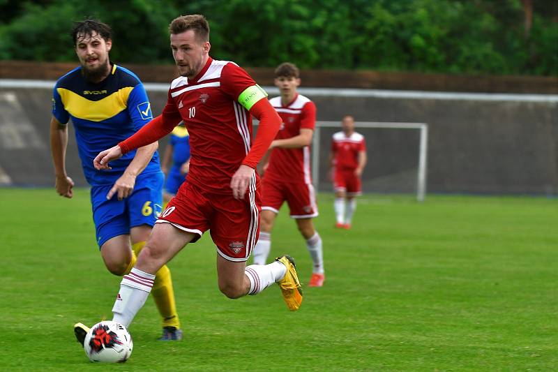 Fotbalisté SK Petřín Plzeň B (červení) vstoupí do nové sezony krajského přeboru jako nováček, ale zároveň budou patřit k největším favoritům.