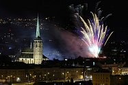Na Nový rok v podvečer se nad centrem Plzně rozzářil tradiční novoroční ohňostroj.