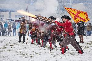 Polní bitvou U Ježíška a dalším programem připomněli v sobotu za hustého sněžení nadšenci v dobových kostýmech významnou událost v dějinách Plzně - dobytí města vojsky generála Mansfelda v roce 1618.