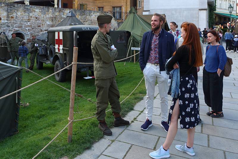 V Křižíkových sadech byly během Slavností svobody k vidění dobové vojenské kempy, tank, nákladní vozy i obrněnce, ale i polní nemocnice nebo kuchyně, ve které si účastníci vařili dle původních receptů.