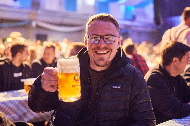 Česko - bavorský festival Treffpunkt rozezvučil plzeňské Depo 2015. Atmosféru tvořila multižánrová hudební vystoupení od dechovky po rock ´n´roll, krajové kulinářské speciality i svrchně kvašené světlé pivo v tradičních tuplácích.