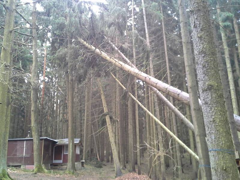 Následky silného větru v Dolanech.