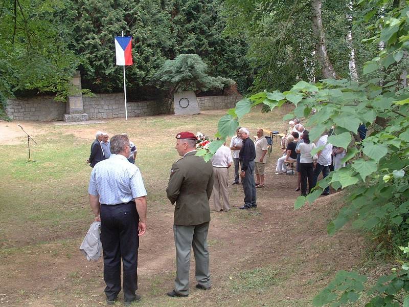 Uctění památky obětí teroru heydrichiády v Suchém dolu ve Vejprnicích