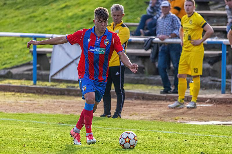 Fotbalisté FK ROBSTAV Přeštice (na archivním snímku hráči ve žlutých dresech) remizovali v Uhříněvsi u Prahy s rezervou Bohemians 1905 1:1.