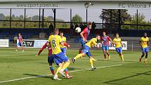 Fotbalisté FC Viktoria Plzeň B (na archivním snímku fotbalisté v červenomodrých dresech) vyhráli v Českých Budějovicích s béčkem SK Dynamo 3:0 a vyšvihli se na první místo ČFL.