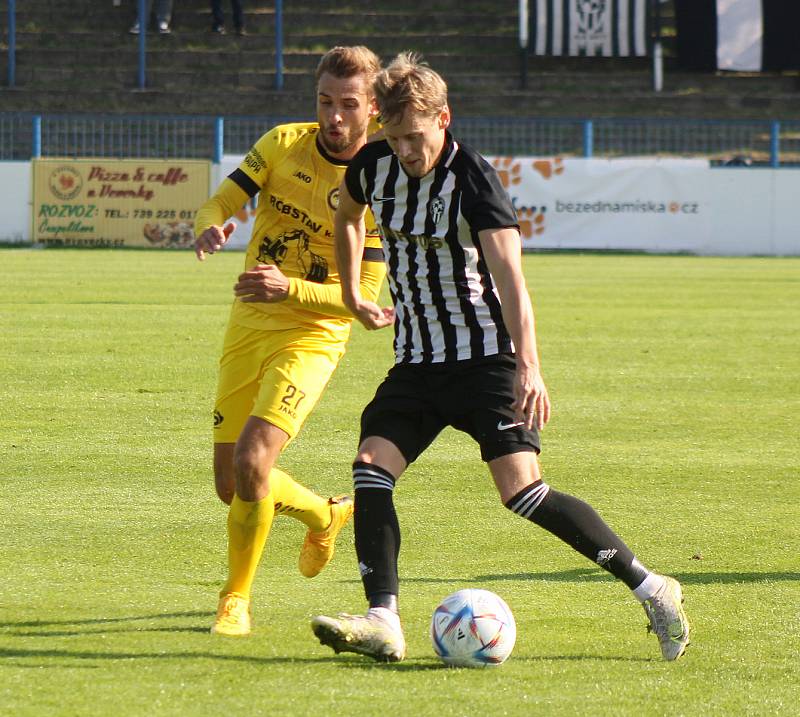 8. kolo FORTUNA ČFL, skupina A: FK Admira Praha - FK ROBSTAV Přeštice (na snímku fotbalisté ve žlutých dresech) 1:1 (0:1).