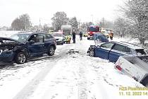 Auto skončilo v rybníce, jiné shořelo, na sněhu došlo i k nehodám