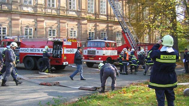 K plaskému klášteru se sjelo několik hasičských jednotek z města i jeho okolí, aby si nacvičily zásah v jeho prostorách