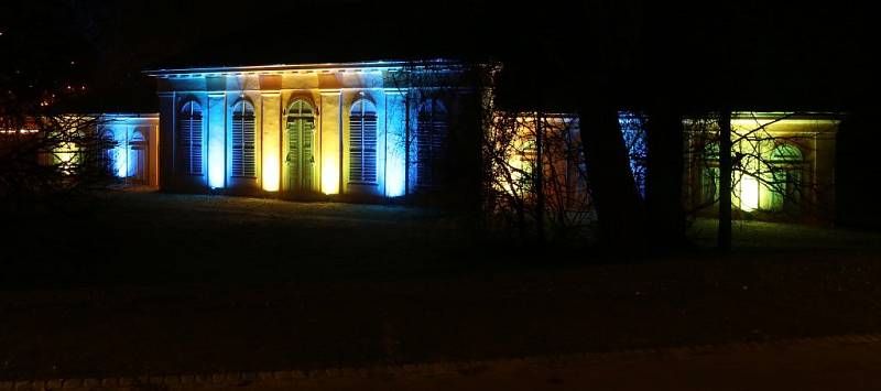 Lochotínský pavilon se při festivalu zajímavě vybarvil.