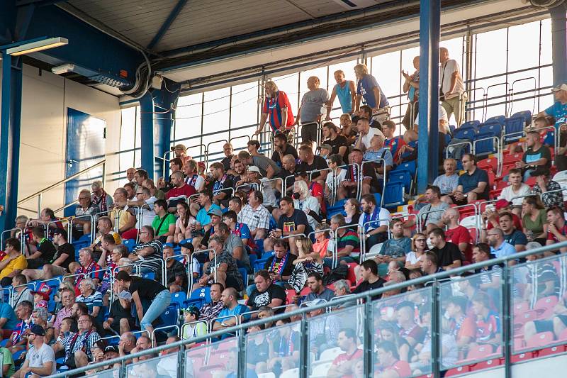 Na fotbalové stadiony smí od páteční 18. hodiny jen tisíc diváků.