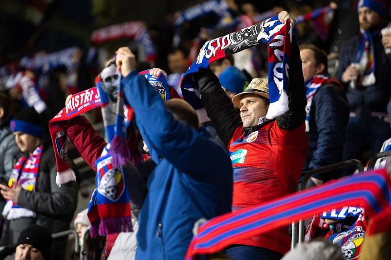 Do hlediště fotbalových stadionů mohlo po čase zase víc fanoušků, ligový zápas Viktorie Plzeň s Pardubicemi sledovalo 6184 diváků. A po utkání se radovali z výhry svého celku 4:0.