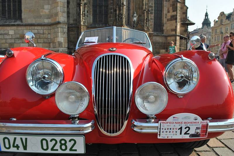 Kolona historických automobilů navštívila v rámci projektu Trofeo Niké Bohemia 2012 i Plzeň