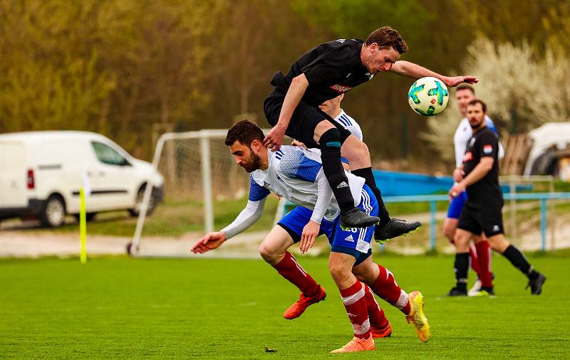 Fotbalisté Volduch (na archivním snímku hráči v černých dresech) porazili v 9. kole céčkové skupiny krajské I. B třídy silné Město Touškov 3:2.