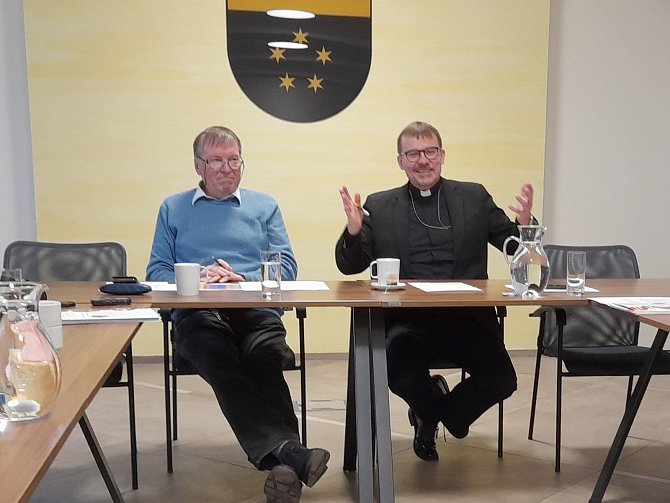 Biskup plzeňský Tomáš Holub (vpravo) a ředitel Diecézní charity Plzeň Jiří Lodr oznámili zahájení Tříkrálové sbírky.