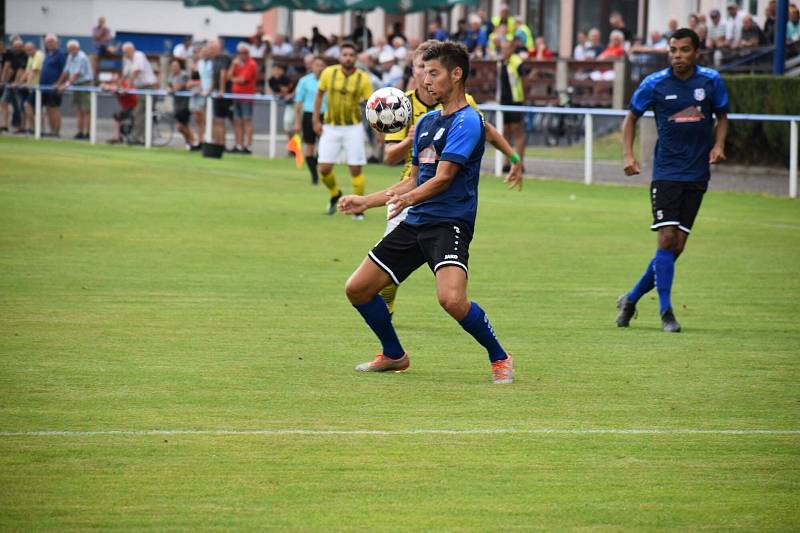 2. kolo FORTUNA divize A: FK Komárov - TJ Jiskra Domažlice B (fotbalisté ve žlutých dresech) 1:0 (0:0).