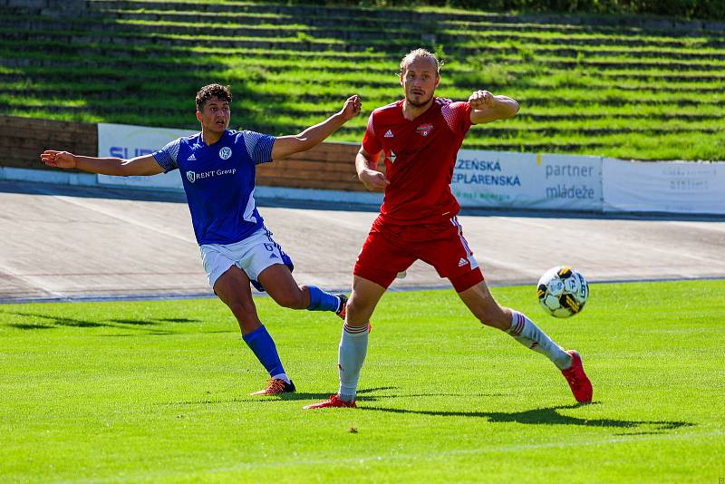 Fotbalisté SK Petřín Plzeň (na archivním snímku hráči v červených dresech) remizovali v přípravném utkání s kombinovaným týmem béčka a staršího dorostu Viktorie Plzeň 3:3.