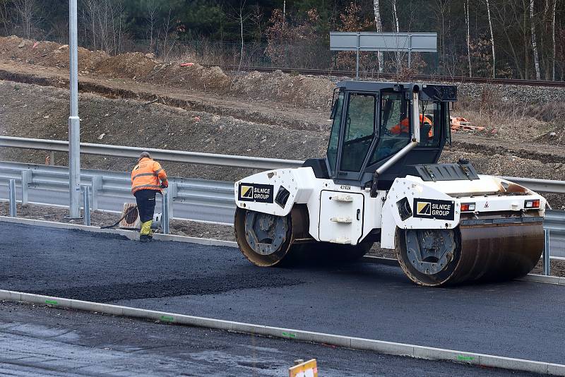 Nová čtyřproudová komunikace mezi Plzní a Třemošnou před dokončením.